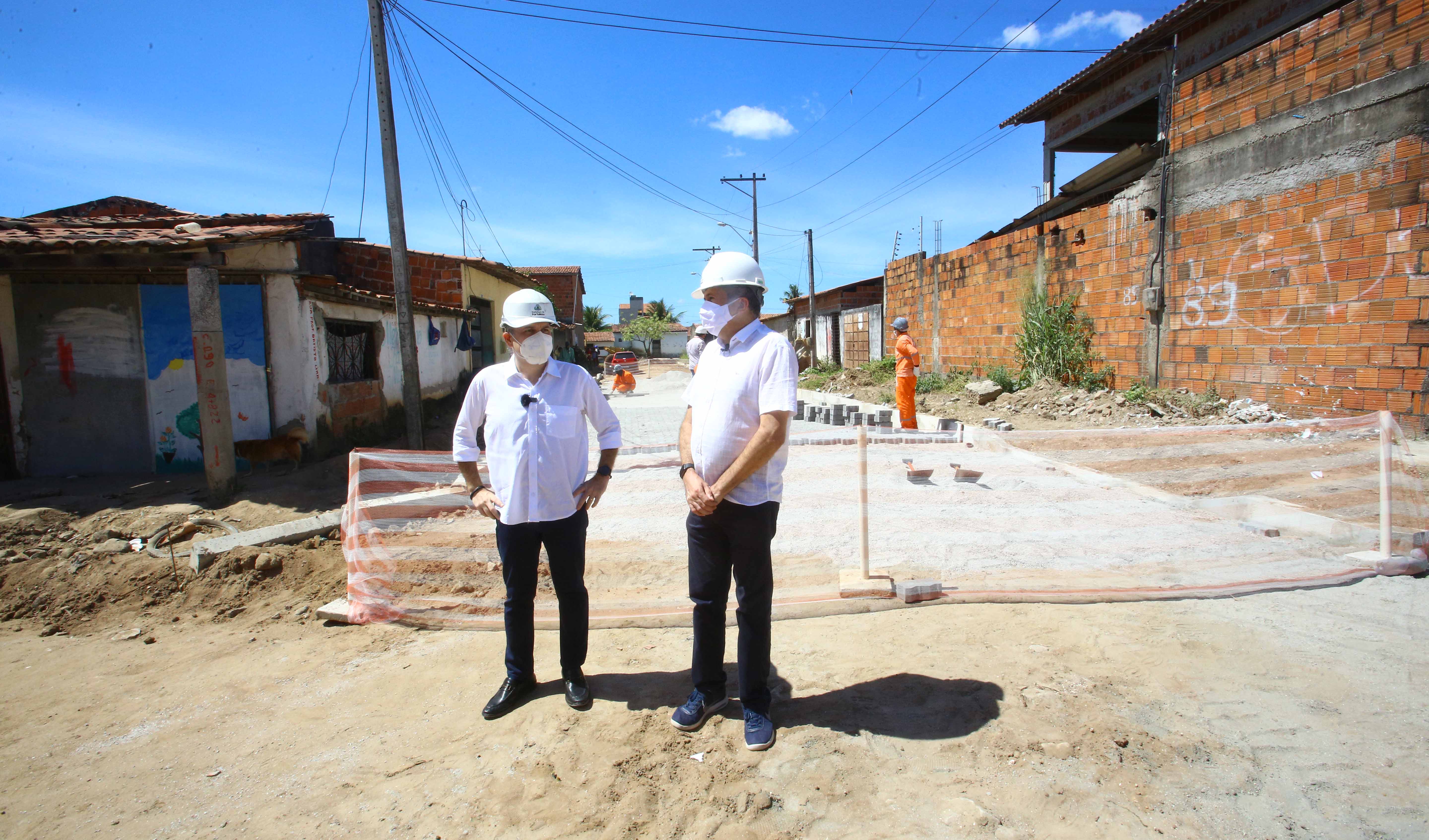 prefeito visitando obra